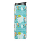 Niedliche Kinder, die auf dem Strandmuster spielen Thermosbecher (Nach links gedreht)