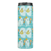 Niedliche Kinder, die auf dem Strandmuster spielen Thermosbecher (Rückseite)