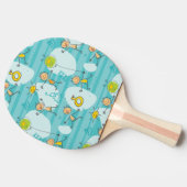 Niedliche Kinder, die auf dem Strandmuster spielen Tischtennis Schläger (Seitenansicht)