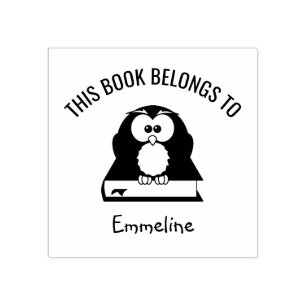 Niedliche Kinder im Buch Dieses Buch gehört zu ben Gummistempel