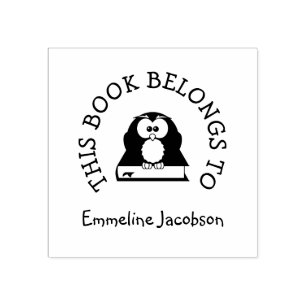 Niedliche Kinder im Buch Dieses Buch gehört zu ben Gummistempel