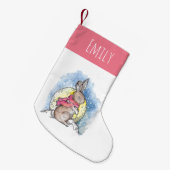 Niedliche Kinder im Wintersonnigen im Schneerosa Kleiner Weihnachtsstrumpf (Vorderansicht (hängend))