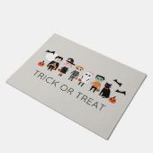 niedliche Kinder in Kostümen testen oder behandeln Fußmatte (Schrägansicht)