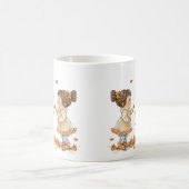 Niedliche Kinder spielen im Herbst Kaffeetasse (Mittel)