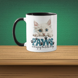 Niedliche Kitten Paws und Genießen Tasse