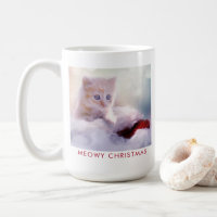 Niedliche Kittenruhe auf einer Weihnachtsmannmütze