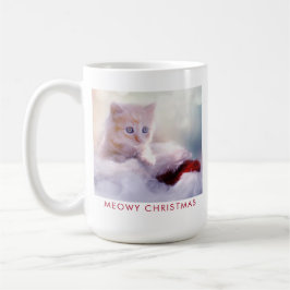Niedliche Kittenruhe auf einer Weihnachtsmannmütze Kaffeetasse