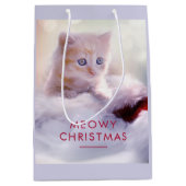 Niedliche Kittenruhe auf einer Weihnachtsmannmütze Mittlere Geschenktüte (Vorderseite)