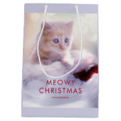 Niedliche Kittenruhe auf einer Weihnachtsmannmütze Mittlere Geschenktüte (Rückseite)