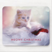 Niedliche Kittenruhe auf einer Weihnachtsmannmütze Mousepad (Vorne)