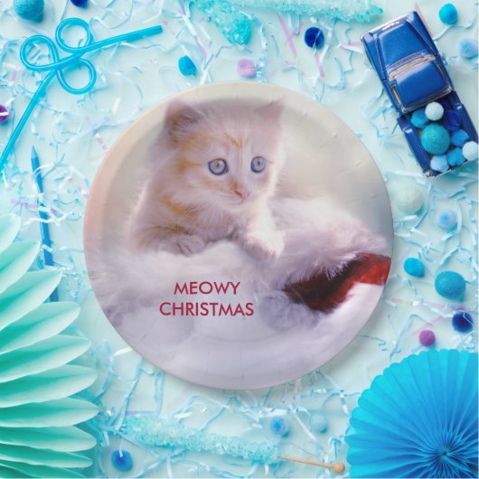Niedliche Kittenruhe auf einer Weihnachtsmannmütze Pappteller (Party)