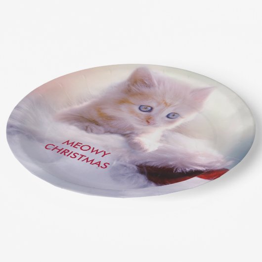 Niedliche Kittenruhe auf einer Weihnachtsmannmütze Pappteller (Schrägansicht)