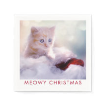 Niedliche Kittenruhe auf einer Weihnachtsmannmütze