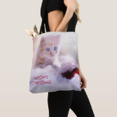 Niedliche Kittenruhe auf einer Weihnachtsmannmütze Tasche (Von Nahem)