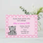 Niedliche Kitty Cat 1. Geburtstag Einladung für Mä (Stehend Vorderseite)