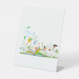 Niedliche Kitty Reading ein Buch. Sockelschild