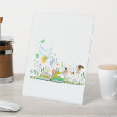 Niedliche Kitty Reading ein Buch. Sockelschild (In SItu)