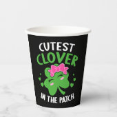 Niedliche Klee am Patch St Patricks Day Pappbecher (Vorderseite)