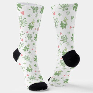 Niedliche Kleeblätter und rosa Bögen und Herzen Socken