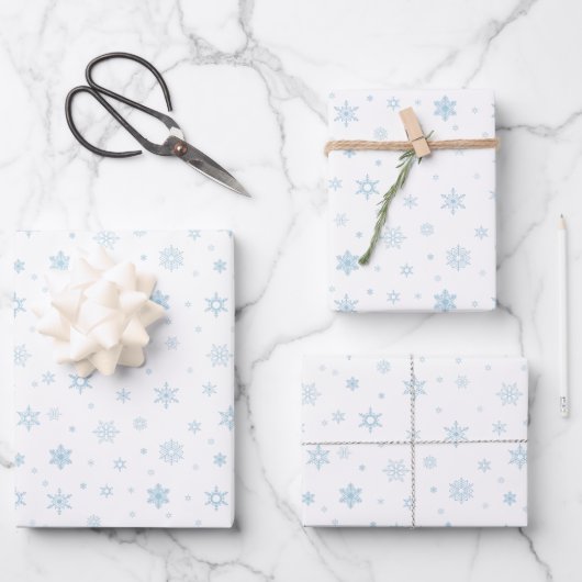 Niedliche kleine blaue Schneeflocken Geschenkpapier Set (Vorderseite)