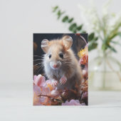 Niedliche kleine braune Maus in rosa Blume Postkarte (Stehend Vorderseite)