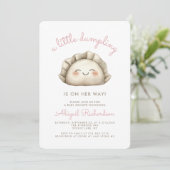 Niedliche Kleine Dumpling Pink Girl Babydusche Einladung (Stehend Vorderseite)