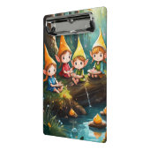 Niedliche kleine Elfen im Fluss Mini Klemmbrett (Gewinkelt2)