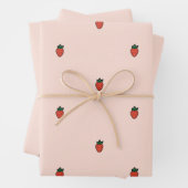 Niedliche kleine Erdbeeren auf rosa Umhüllungspapi Geschenkpapier Set (Beispiel)