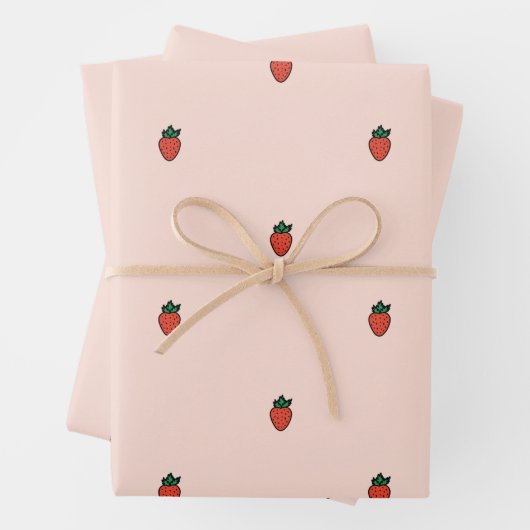 Niedliche kleine Erdbeeren auf rosa Umhüllungspapi Geschenkpapier Set (Beispiel)