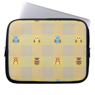 Niedliche kleine Eulen auf Tan und Gelb Hintergrun Laptopschutzhülle