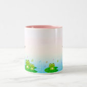 Niedliche kleine Frösche auf Pastellfarben Zweifarbige Tasse (Mittel)