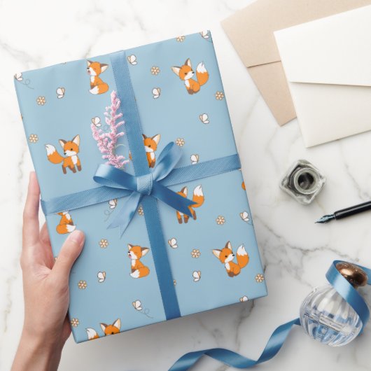 Niedliche kleine Füchse auf blau Geschenkpapier (Schenken)