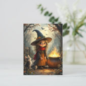 Niedliche kleine Hexe im Wald mit Hexenkessel Postkarte (Stehend Vorderseite)