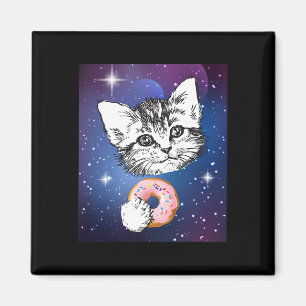 Niedliche kleine Katze, die im Weltraum einen Donu Magnet