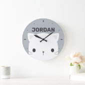 Niedliche kleine Katze mit Personalisiertem Namen Große Wanduhr (Zuhause)