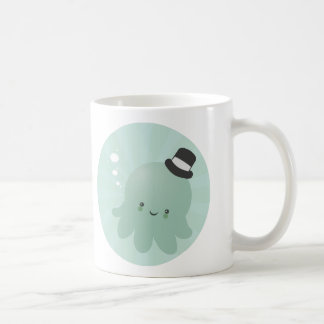 Niedliche kleine Krake, die einen schwarzen Kaffeetasse