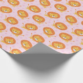 Niedliche kleine Löwen mit Fußspuren auf hellrosa Geschenkpapier (Ecke)