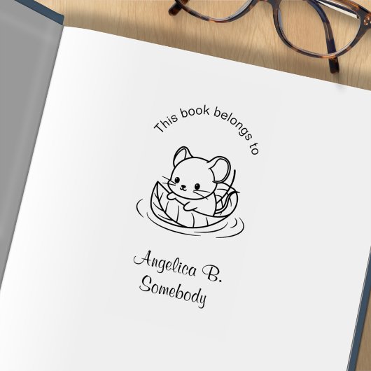 Niedliche kleine Maus schweben auf einem leaf-Buch Gummistempel