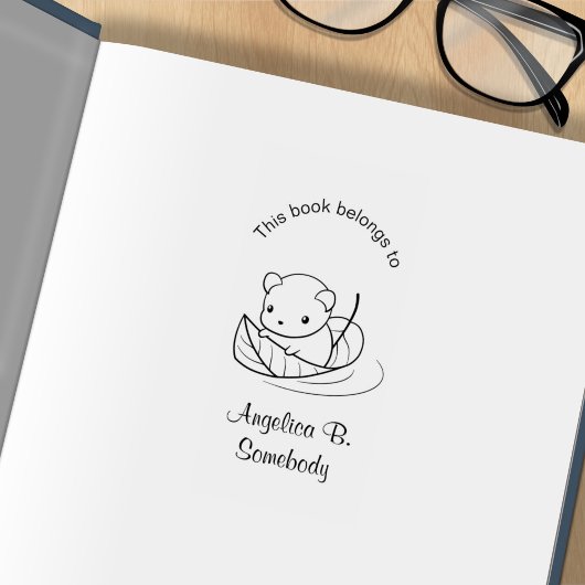 Niedliche kleine Maus schweben auf einem leaf-Buch Gummistempel