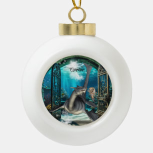 Niedliche kleine Meerjungfrau mit Seadragon. Keramik Kugel-Ornament