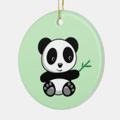 Niedliche kleine Panda mit einem Bambuskick auf Gr Keramik Ornament (Links)