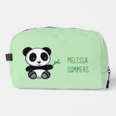 Niedliche kleine Panda mit einem Bambuskick auf Gr Waschbeutel (Vorderseite)