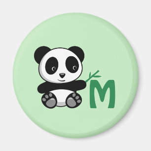 Niedliche kleine Panda mit einem Bambusklebemonogr Magnet