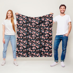 Niedliche, kleine rosa Blüte mit schwarzem Hinterg Fleecedecke