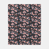 Niedliche, kleine rosa Blüte mit schwarzem Hinterg Fleecedecke (Vorderseite)