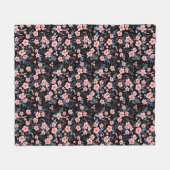 Niedliche, kleine rosa Blüte mit schwarzem Hinterg Fleecedecke (Vorderseite (Horizontal))