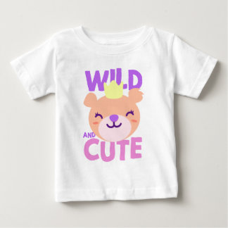Niedliche kleine rosa Lioness wild und Niedlich Baby T-shirt