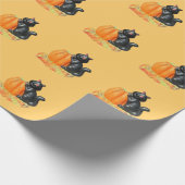 Niedliche kleine schwarze Katze auf einem Kürbis Geschenkpapier (Ecke)