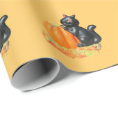 Niedliche kleine schwarze Katze auf einem Kürbis Geschenkpapier (Rolleneckpunkt)