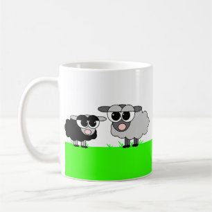 Niedliche kleine schwarze Schafe u. große graue Kaffeetasse